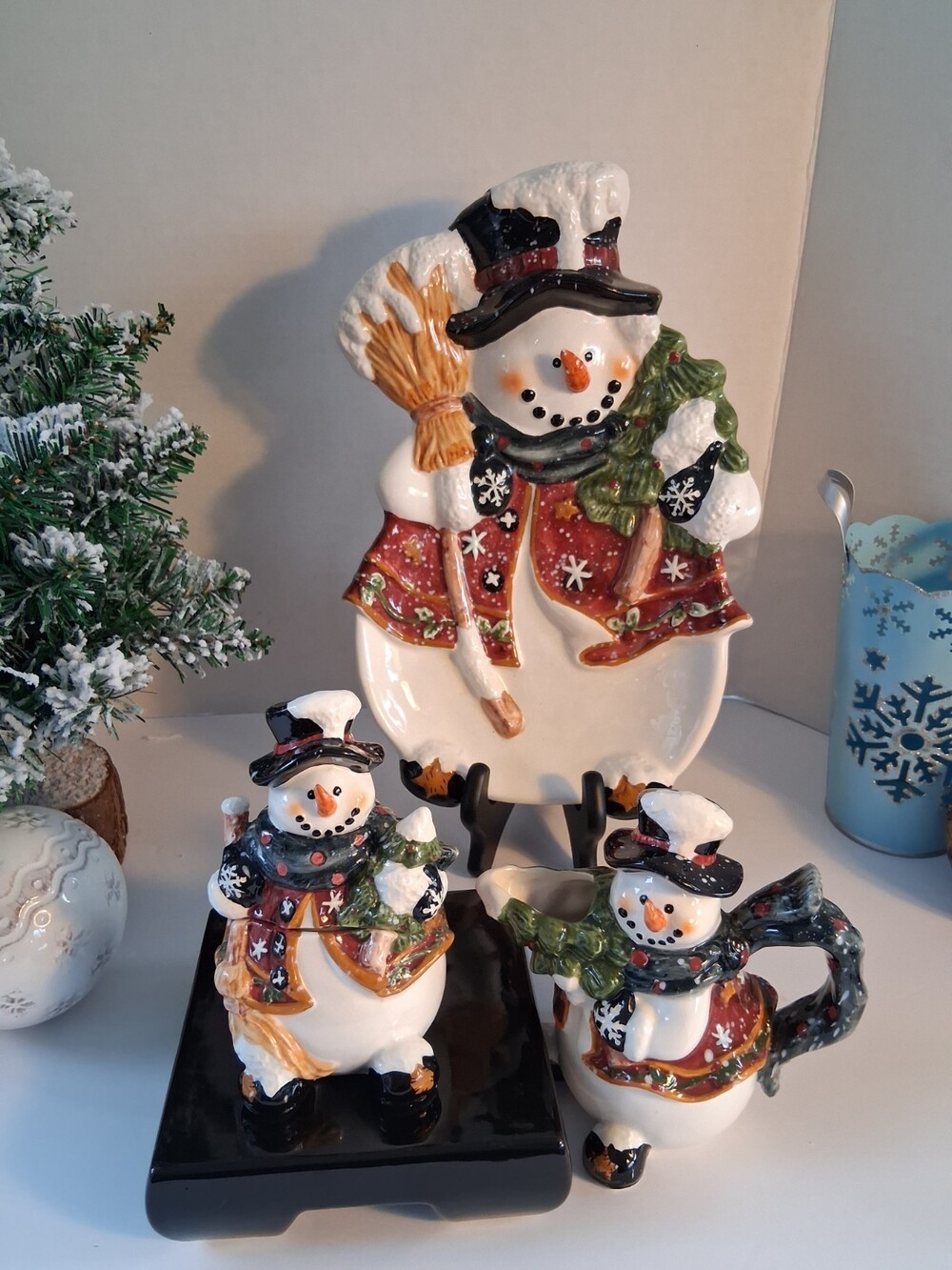 Snowman Creamer & Sugarbowl Set; Fine Details; Black w/ Red Coloring; EUC!